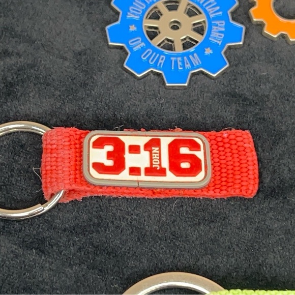 LOT OF 5 90’s VINTAGE KEY CHAINS COLORFUL SILVER - Picture 10 of 14